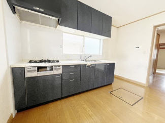 【キッチン】 | 世田谷区北烏山8丁目4LDK一戸建て | 窓のあるシステムキッチン。ガスコンロは2015年に交換済みです！