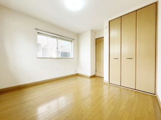 【洋室】 | 世田谷区北烏山8丁目4LDK一戸建て | 1階5.8帖洋室。4LDKかつ全居室にクローゼット(又は押入れ)があります！