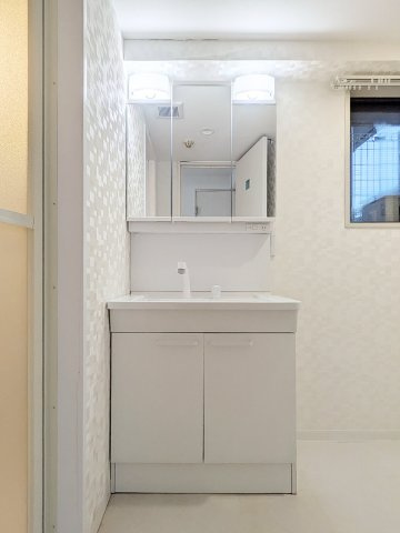 ヴィラ東川口の洗面所|明るい洗面所です