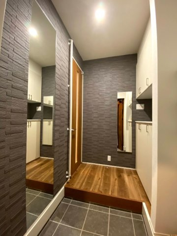 中央戸建の玄関|明るい玄関です