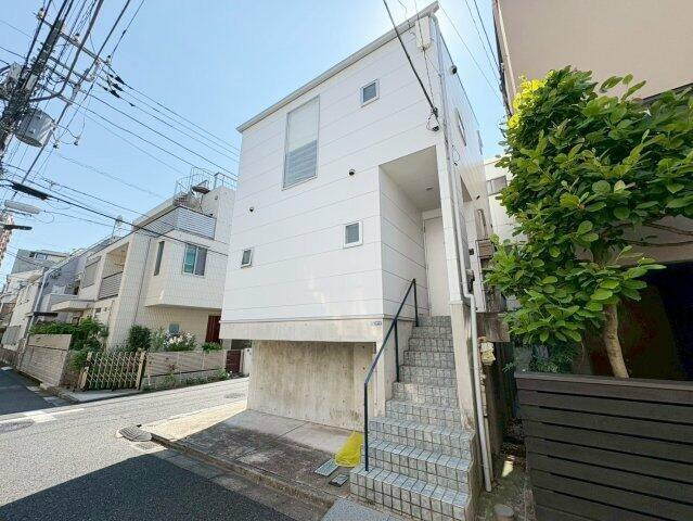 港区白金台４丁目の一戸建てのエントランス| 