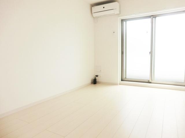 リブリ・クレール浦和の居間・リビング|★南東向きで日当たり良好！洋室６．９帖の居室です。★