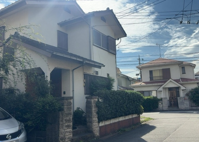【前面道路含む現地写真】 | 住宅用の土地では前面道路に2m以上接していなければならないと法律で定められています。しかし、お持ちの車のサイズやライフスタイルなどにより、2mでは利便が悪い場合もございますので、事前に確認しましょう。