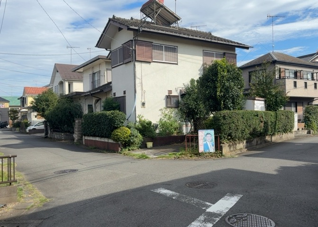 【前面道路含む現地写真】 | 道幅が広い場所は日当たりや風通が良好です。幅が広いのですれ違いも可能ですし大きな車でも駐車可能！一方で、大型車が通ることも多くなるため交通量の増加により騒音に繋がります。また土地の値段が高くなります。