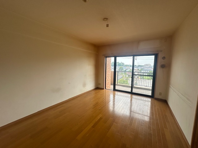 グリーンミユキ太田窪の洋室|リフォーム前の画像です。