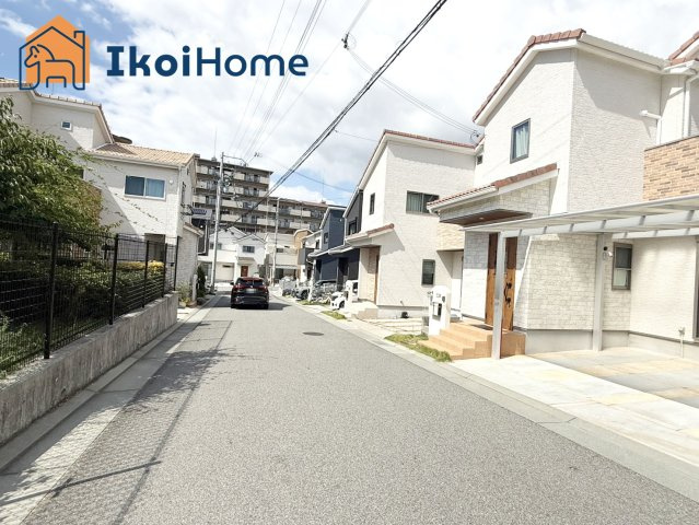 明石市北朝霧丘1丁目　中古戸建の前面道路含む現地写真|●年中無休：当日予約可●前面道路ゆったり♪交通量も少なく安心です。