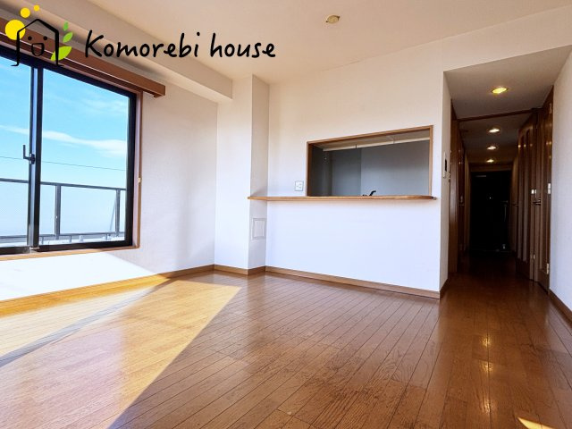 ルピナス大宮桜木町の居間・リビング|清潔感あふれるブラウンフローリングのリビング。明るく爽やかな空間で、家族の毎日を彩ります。															