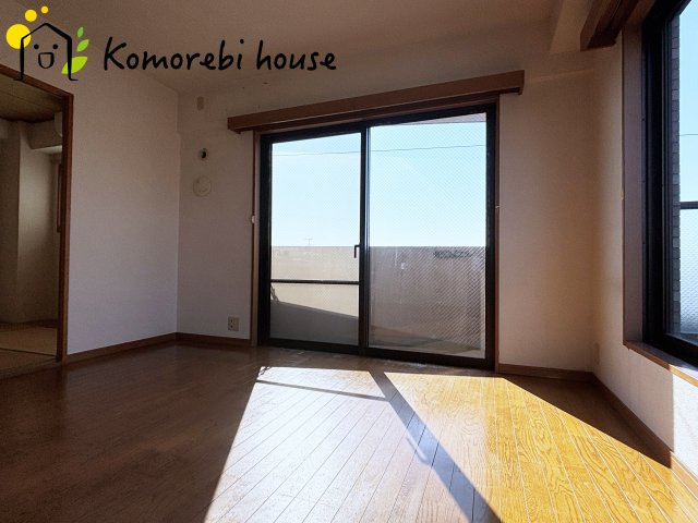 ルピナス大宮桜木町の居間・リビング|縦に広がるLDKは、空間を効率的に使える設計。キッチンからリビング、ダイニングまで家族の気配を感じられます。															