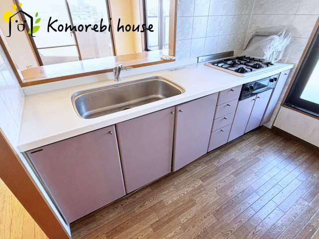 ルピナス大宮桜木町のキッチン|同時調理がしやすい3口コンロにグリルも搭載。大きな鍋もしっかり置ける広めのシンクで作業がしやすく、毎日の料理がより快適になるキッチンです。					