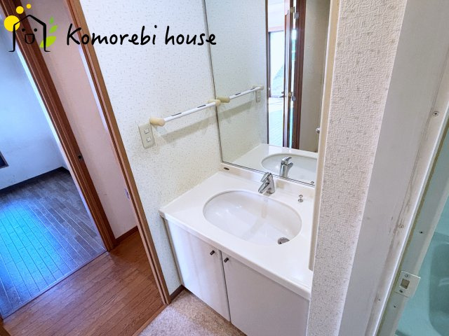 ルピナス大宮桜木町の独立洗面台|白を基調とした清潔感のある洗面台。シンプルで上品なデザインが空間に明るさをプラスします。																												