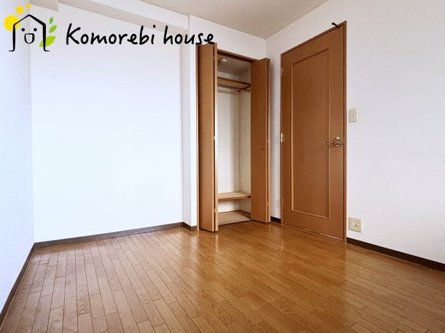 ルピナス大宮桜木町の寝室|一日の疲れをゆっくり癒せる主寝室は、ベッドを置いてもゆとりある広さが魅力。収納完備で衣類もスッキリ収まり、静かで落ち着いた空間が快適な眠りをサポートします。															