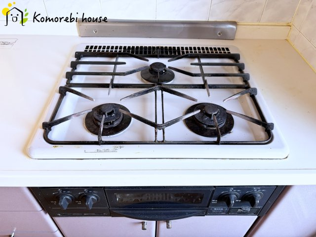 ルピナス大宮桜木町のキッチン|同時調理が叶う3口コンロと便利なグリル付き。忙しい朝のお弁当作りも、夕食の複数メニューもスムーズにこなせる頼れる設備です。															