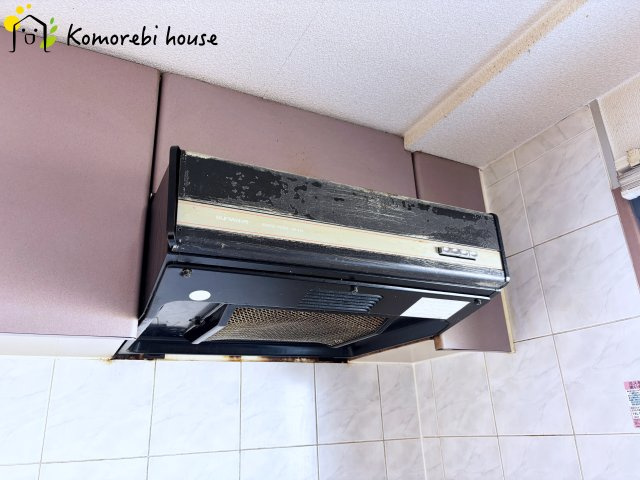 ルピナス大宮桜木町のキッチン|吸引力の高いレンジフードが煙や匂いを素早く排出。揚げ物や炒め物も気兼ねなくでき、リビングに匂いを残しません。															