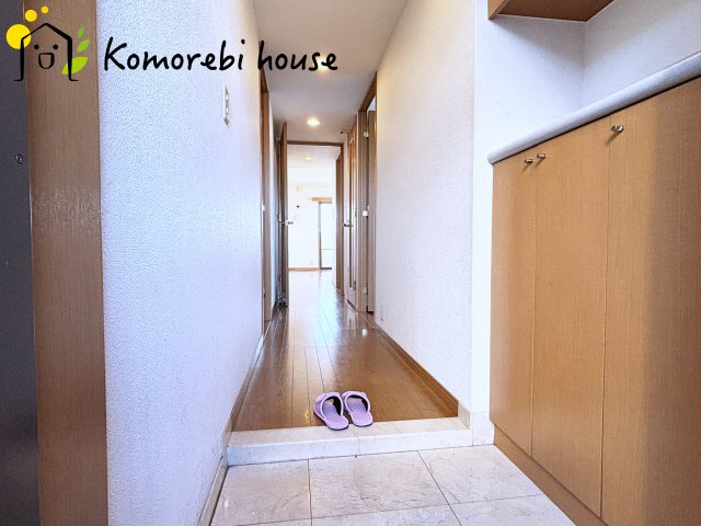 ルピナス大宮桜木町の玄関|明るく使いやすい玄関で、家族の生活をスムーズに。収納や導線も配慮された万能空間です。																										