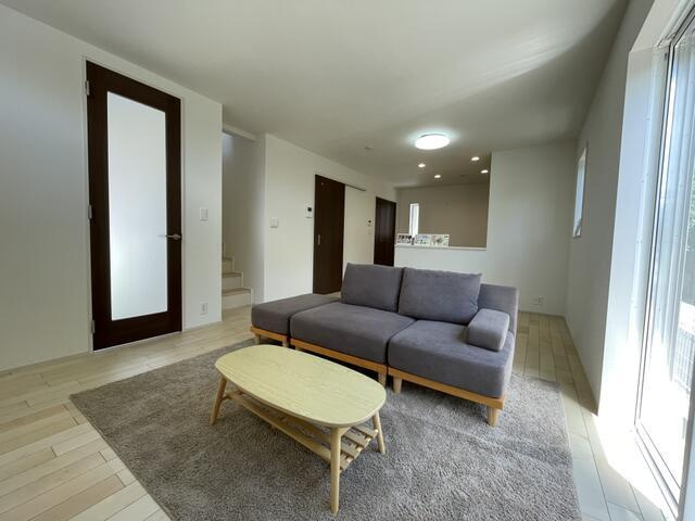 杉並区下井草５丁目の新築一戸建のその他共用部分|１号棟リビング／南側道路に面… 