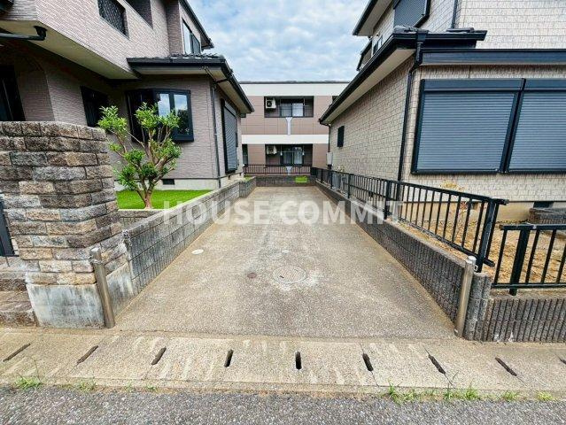 八街市八街ろ　中古戸建の駐車場