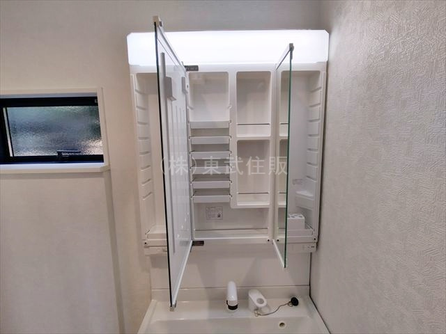 【構造・工法・仕様】 | 富士見市水子第３２　全３棟　2号棟 | 小物が収納できる三面鏡