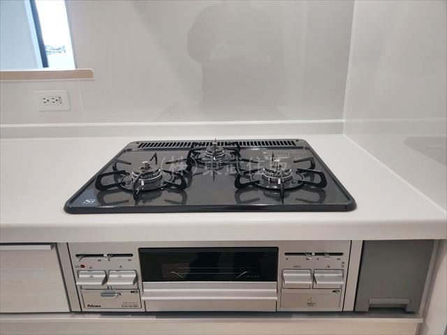 【キッチン】 | 富士見市水子第３２　全３棟　2号棟 | 同時にお料理ができる３口コンロ