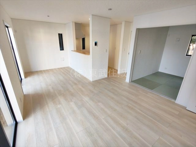 【居間・リビング】 | 富士見市水子第３２　全３棟　2号棟 | ご家族が自然と集まるリビングです