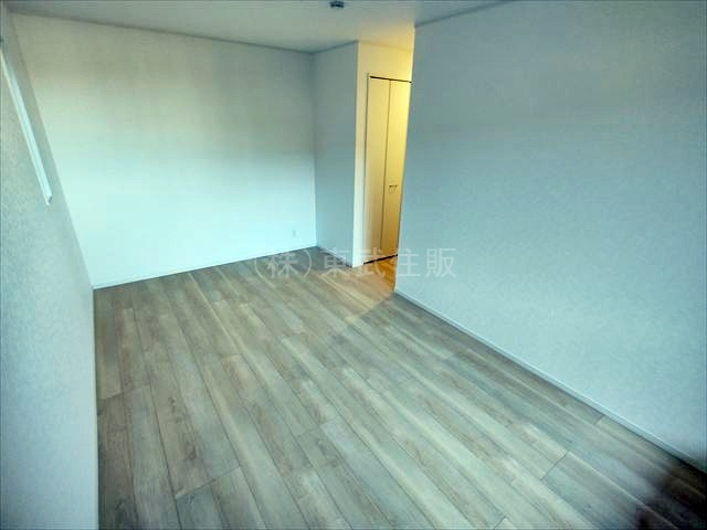 【寝室】 | 富士見市水子第３２　全３棟　2号棟 | 2階南西側8.5帖洋室　主寝室としてお使い頂けます