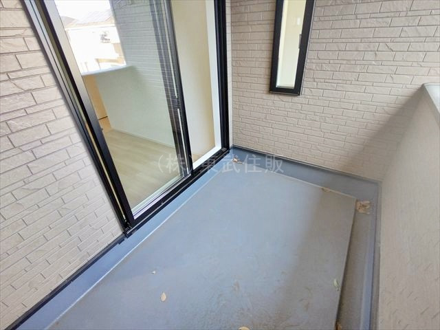 【バルコニー】 | 富士見市水子第３２　全３棟　2号棟 | 暖かな日差しのふりそそぐバルコニー