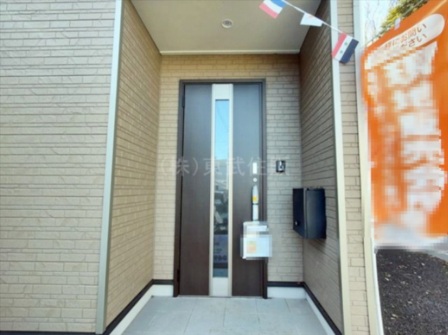 【玄関】 | 富士見市水子第３２　全３棟　2号棟 | 落ち着いた雰囲気の玄関です