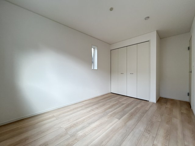 高知市薊野南町１号棟　新築戸建ての洋室|しっかりと奥行きがありたくさん収納できるクローゼットが備わっています。