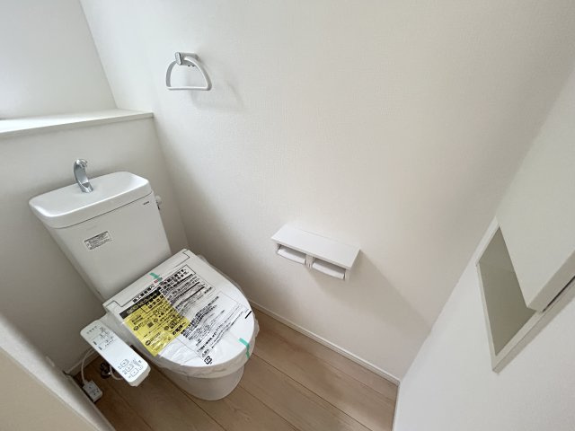 高知市薊野南町１号棟　新築戸建てのトイレ|すっきり片付く壁面収納つきのトイレです。