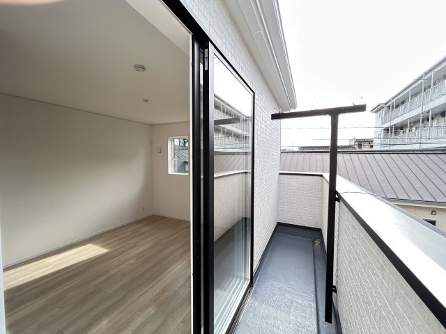 高知市薊野南町１号棟　新築戸建てのバルコニー|たくさん洗濯物を干せるワイドバルコニー。