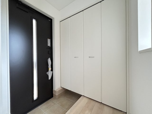 高知市薊野南町１号棟　新築戸建ての収納|背の高いシューズボックスでたくさんの靴を片付けられます。