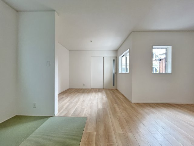 高知市薊野南町１号棟　新築戸建ての居間・リビング|畳コーナーが暮らしを柔らかく彩る、明るくナチュラルなリビング空間。