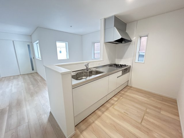 高知市薊野南町１号棟　新築戸建てのキッチン|明るいLDKを見渡せる配置で、忙しい日もストレスなく家事動線◎
