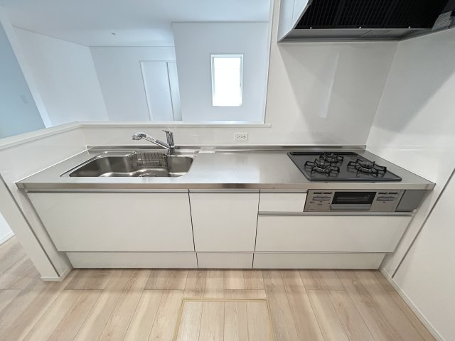 高知市薊野南町１号棟　新築戸建てのキッチン|広々ワークトップで調理がしやすい対面キッチン。片付けもスムーズ。