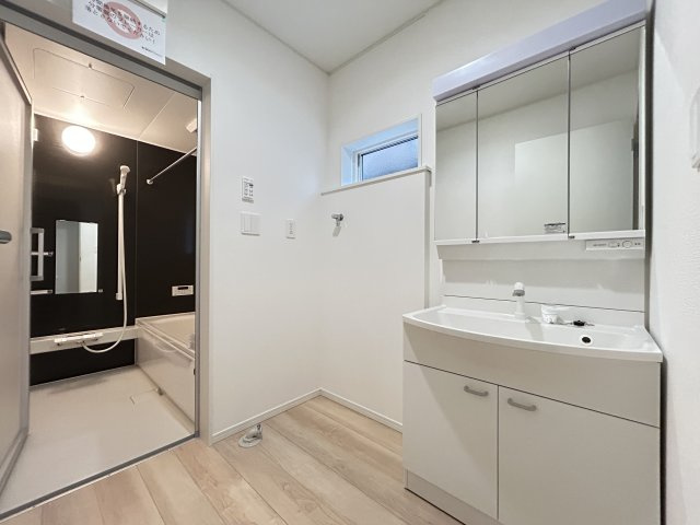 高知市薊野南町１号棟　新築戸建ての独立洗面台|収納力のある三面鏡付きの洗面台で朝の支度もスムーズに。