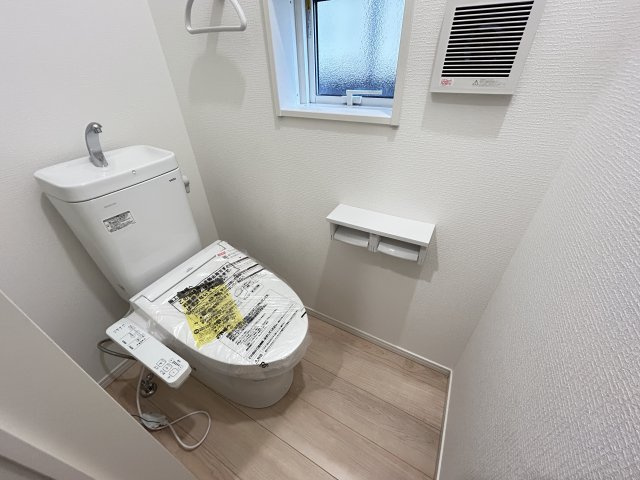 高知市薊野南町１号棟　新築戸建てのトイレ|シンプルで落ち着いた空間に、温水洗浄便座を完備した快適トイレ。