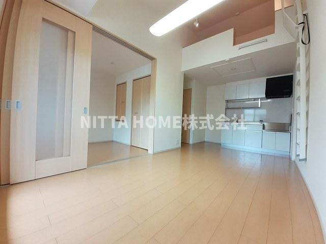 おおらいハイムの居間・リビング|１０．４帖のリビングルームは吹き抜けでロフトがついています◎