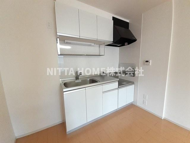 おおらいハイムのキッチン|上下に収納がついているオープンキッチンです◇