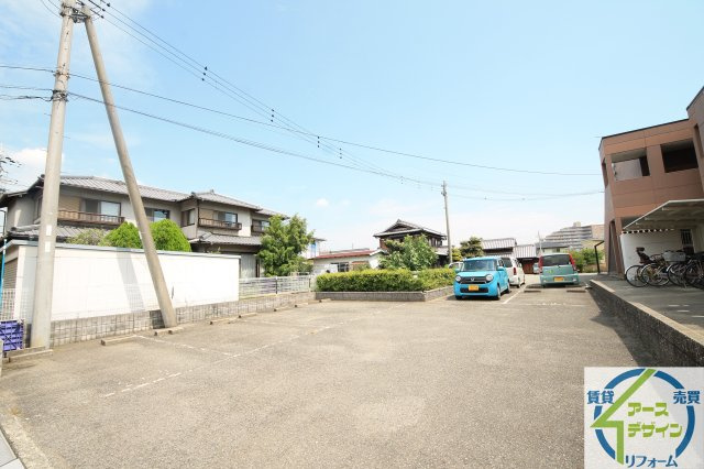 ファミリーパレスBの駐車場