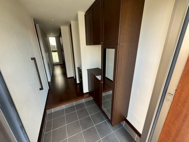 新富町戸建の玄関