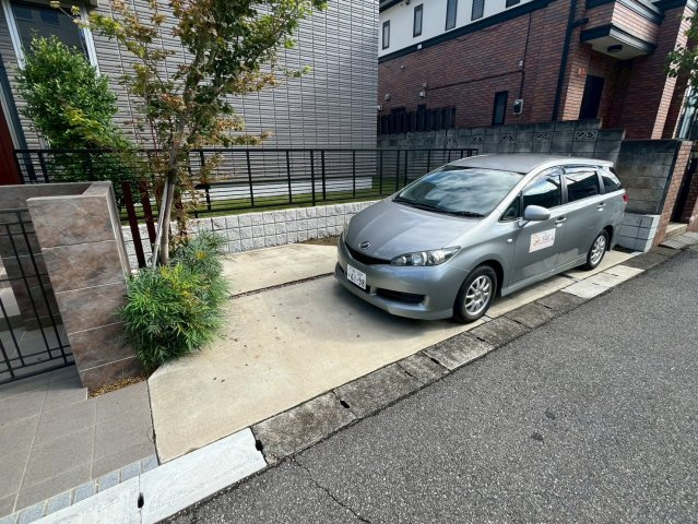 新富町戸建の駐車場