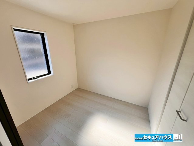 【今からご案内可能】東海市加木屋町宮ノ脇 全1棟の洋室|【1階洋室】
◆間仕切りを開放することで、リビングと一体化した広々とした空間として利用できます。将来、高齢になった際や介護が必要になった場合でも、1階だけで生活が完結することができます。