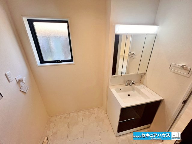 【今からご案内可能】東海市加木屋町宮ノ脇 全1棟の独立洗面台|【洗面台】
◆鏡の裏にはたっぷりと収納スペースを標準装備！
◆電源を付属しているのでドライヤーなど利用できます。