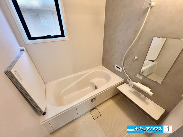 【今からご案内可能】東海市加木屋町宮ノ脇 全1棟の浴室|【浴室】
◆アクセントパネルで落ち着きのある雰囲気を演出します。毎日の疲れを癒やすバスタイムをお楽しみ下さい！
◆窓付きで、カビの繁殖を抑える効果があります。