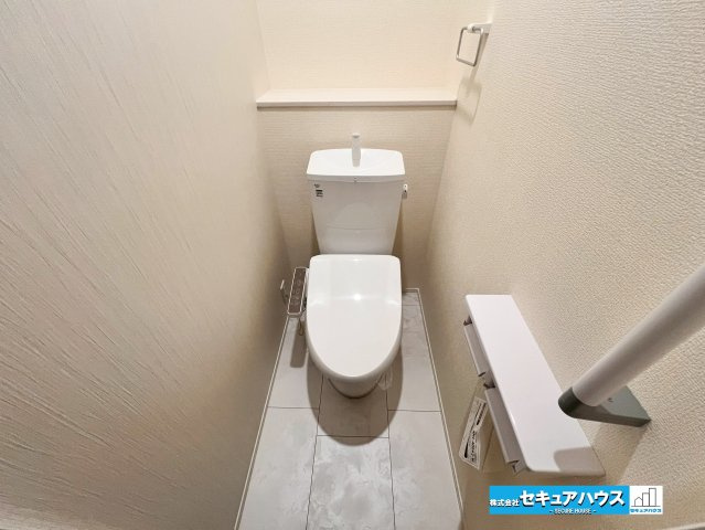 【今からご案内可能】東海市加木屋町宮ノ脇 全1棟のトイレ|【高機能トイレ】
◆高機能トイレの多くは便器のフタの開閉が自動であり、使用後に手動で水を流す面倒もなく非常に便利です。スタイリッシュな見た目で、お掃除しやすく、節水効果が高いです。
