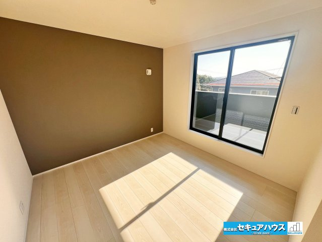 【今からご案内可能】東海市加木屋町宮ノ脇 全1棟の洋室|【洋室】
◆広々とした居住空間は日々の暮らしを彩り、心のやすらぎと満足感を与えてくれます。通風と採光を考慮した設計は子供たちはのびのび育ち、家族でくつろぎと団らんを生み出します。