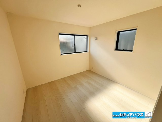 【今からご案内可能】東海市加木屋町宮ノ脇 全1棟の洋室|【洋室】
◆家族一人ひとりの大切なプライベート空間。趣味に合わせて使って頂けるようシンプルに仕上げてあります。暮らし心地を大きく左右する収納を、適材適所に配置し使い勝手を考慮しました。　