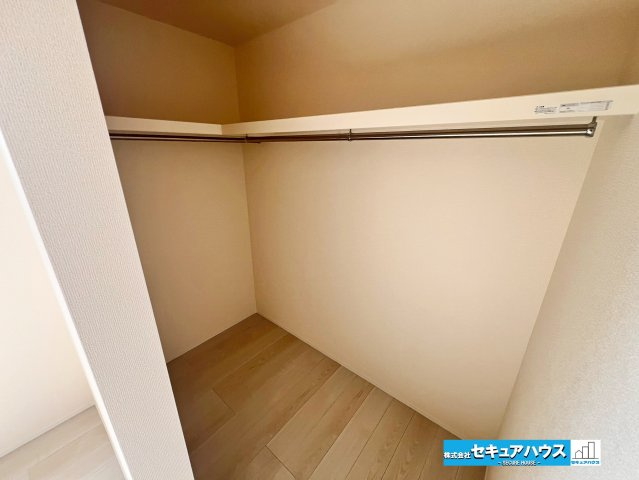 【今からご案内可能】東海市加木屋町宮ノ脇 全1棟の収納|【ウォークインクローゼット】
◆お洋服はもちろん、キャリーバッグやゴルフバッグなど大きなお荷物も収納できます。