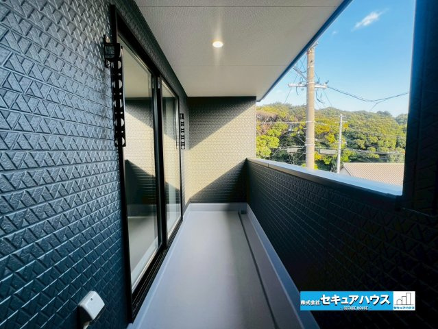 【今からご案内可能】東海市加木屋町宮ノ脇 全1棟のバルコニー|【バルコニー】
◆見晴らしもよく、太陽の温かな温もりをめいっぱい受け止めてくれます。
太陽の光と爽やかな風を受けたお洗濯物はあっという間に乾き、取りこむ時には太陽の匂いを感じられそうですね。　