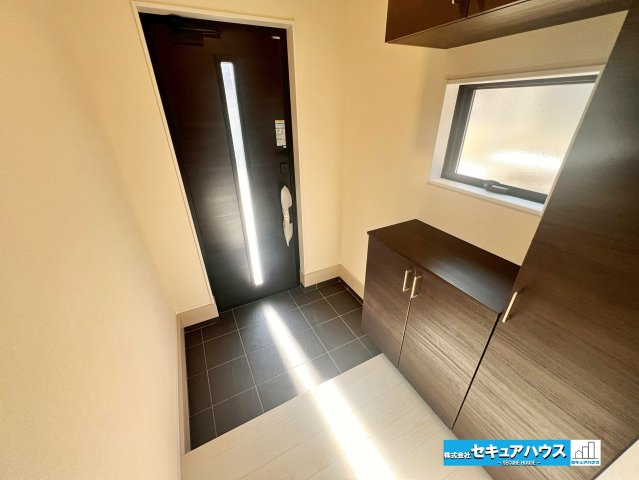 【今からご案内可能】東海市加木屋町宮ノ脇 全1棟の玄関|【玄関】
◆お家に出会う人々を迎える玄関だからこそ、広々清潔感あふれる空間にしたいものです。採光・通風にも配慮された設計で毎日明るい空間をキープします♪