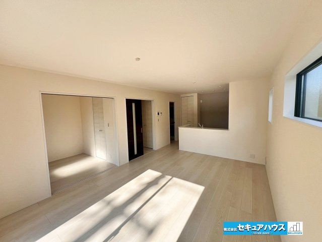 【今からご案内可能】東海市加木屋町宮ノ脇 全1棟の居間・リビング|【LDK】
◆通学から帰宅し、リビングルームで会話を楽しむ子ども達。リビングから臨む景色は太陽色に染まり、解放感溢れゆったりとしたひと時を過ごすことが出来る素敵な空間です。